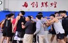 醒覺(jué)聞噩訊，遼籃雙劫臨。季后賽備戰(zhàn)急，楊鳴需足備。