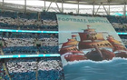 大連球迷巨型Tifo“足球復(fù)興”震撼梭魚(yú)灣球場(chǎng)！