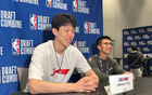 楊瀚森進(jìn)NBA需提升語言情商，借鑒阿聯(lián)周琦經(jīng)驗(yàn)。
