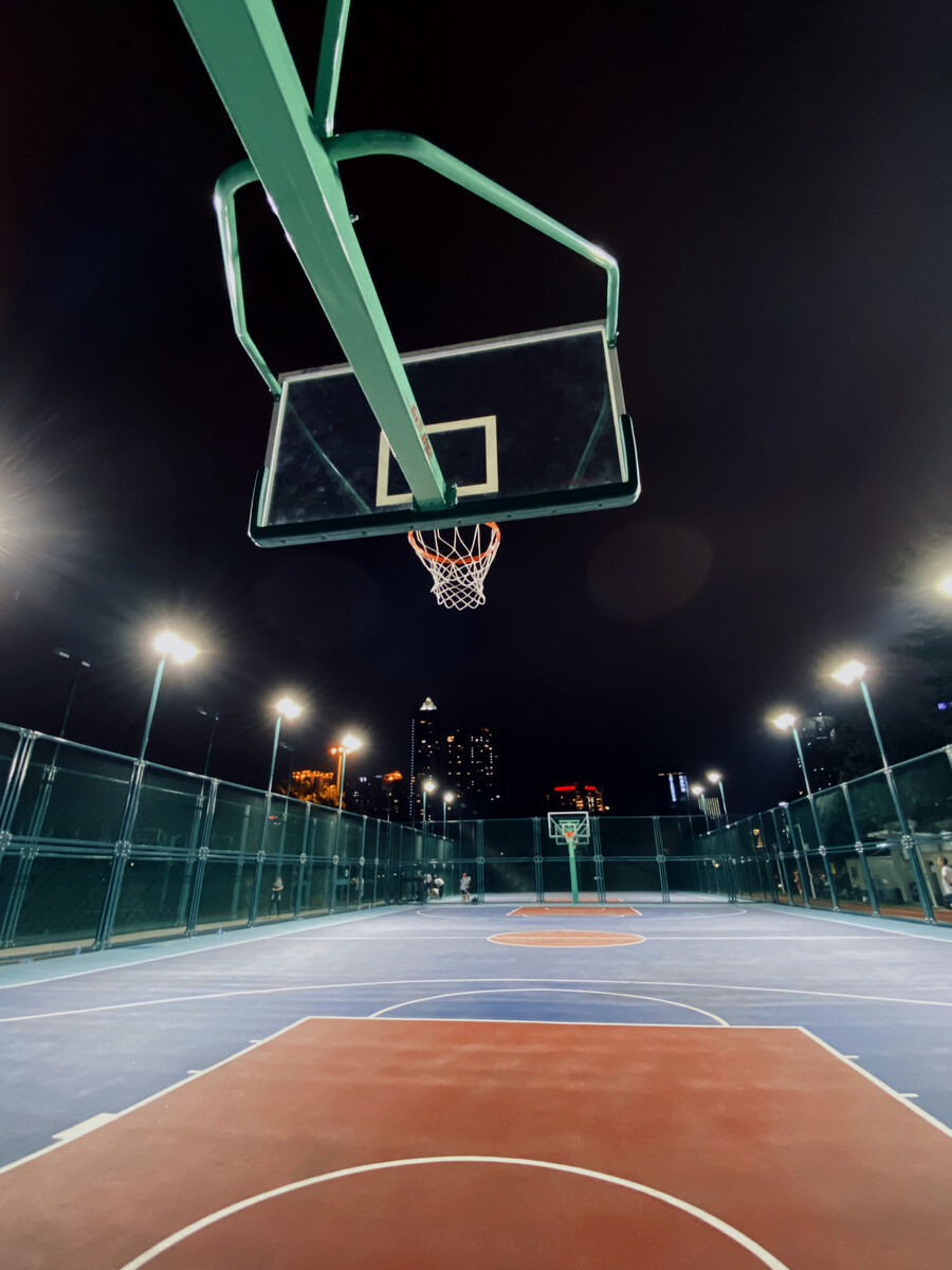 北京時間3月4日，NBA常規(guī)賽繼續(xù)進行，雷霆137-128戰(zhàn)勝火箭。